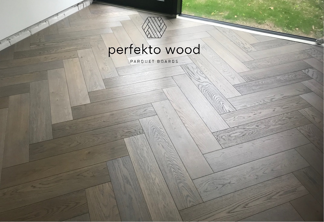 Dark oak floor color &mdash; espresso tone herringbone parquet &mdash; PerfektoWood