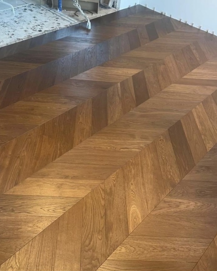 Bronzo rökt ekparkett — varm brun färgoljefinish, PerfektoWood Litauen