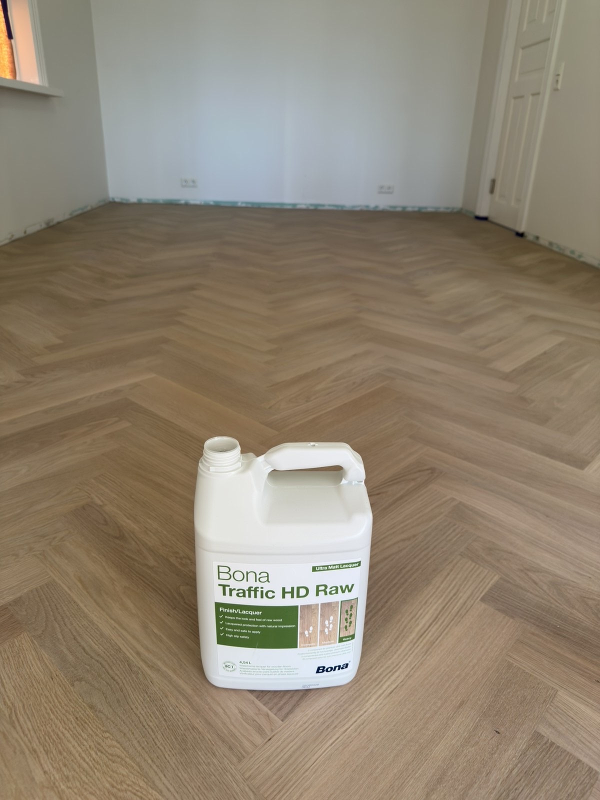 Fiskbensparkett av massiv ek Select Grade 16x68x612 mm &mdash; Island PerfektoWood