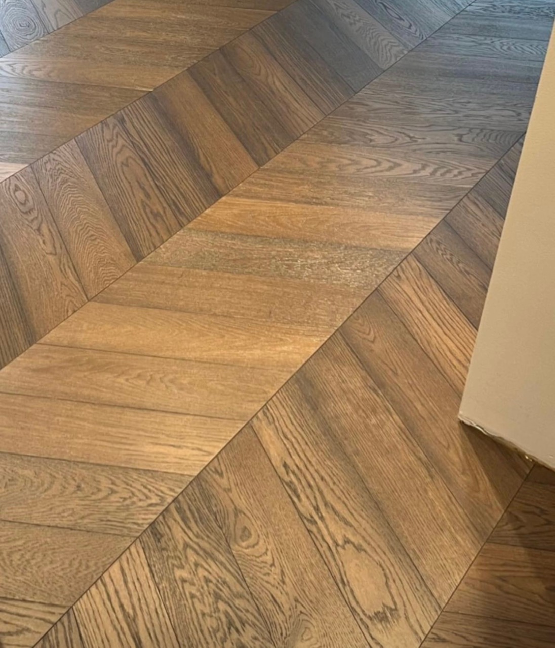 Solid oak chevron parquet &mdash; V-shaped pattern &mdash; PerfektoWood Lithuania