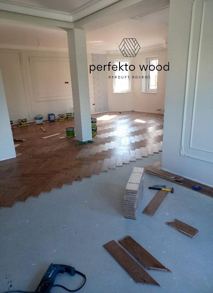 2-lagers fiskbensparkett ek Black Ground Rustic borstad UV-olja 12×120×595 mm — privat lägenhet Rumänien PerfektoWood