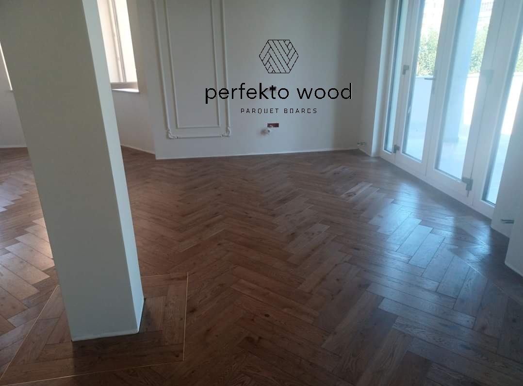 Lamellbyggd fiskbensparkett 12×120×595 mm Rustic sortering Black Ground — projekt Rumänien PerfektoWood