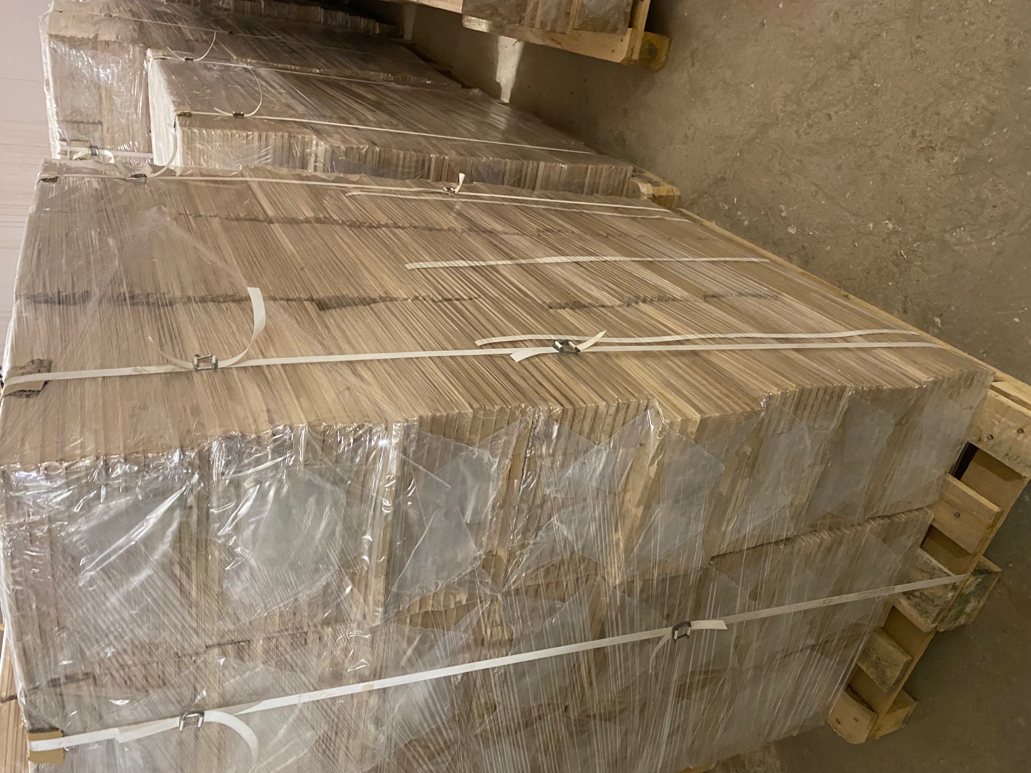 Packning av restparti massiv parkett i ek &ndash; kampanj PerfektoWood Litauen